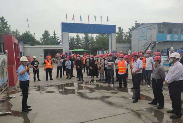 市住建局等各級(jí)相關(guān)領(lǐng)導(dǎo)蒞臨我集團(tuán)水泉社區(qū)回遷樓項(xiàng)目六期一標(biāo)段視察指導(dǎo)工作