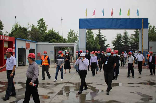 市住建局等各級(jí)相關(guān)領(lǐng)導(dǎo)蒞臨我集團(tuán)水泉社區(qū)回遷樓項(xiàng)目六期一標(biāo)段視察指導(dǎo)工作